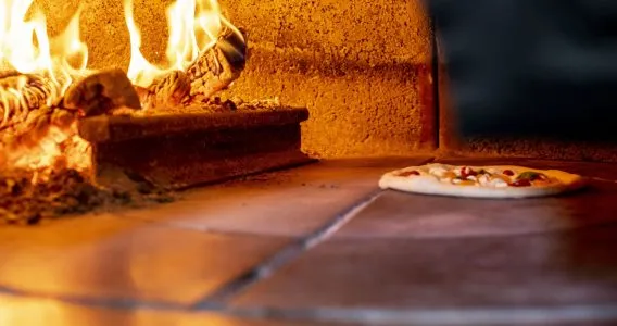 pizza nel forno a legna della pizzeria Peperoncino a Cosenza